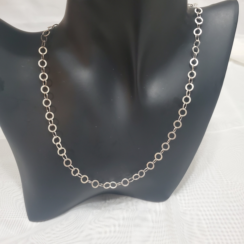Elegant Silver Circle Link Necklace